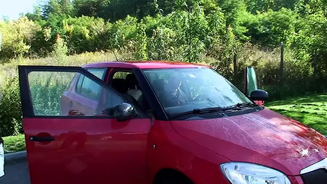 A curvy blonde delights in her wet pussy🌮️ being pounded in front of others