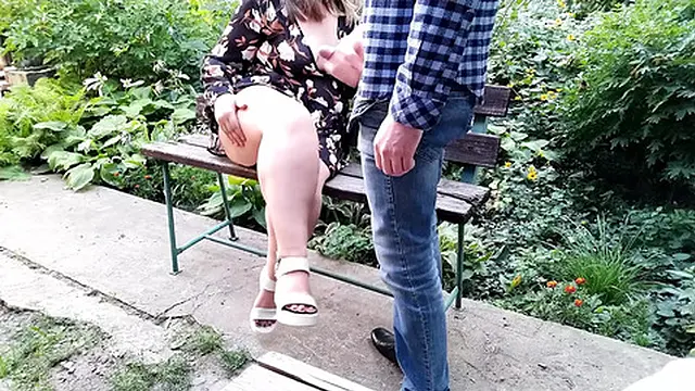 Cumshot on milf-In-Law′s Bare Feet