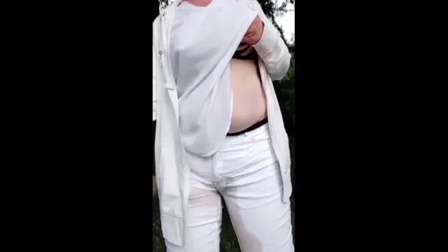 Outdoor piss session