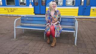 TRAIN STATION MEETS SEXY SANDRA IN A FLICKERING MOMENT