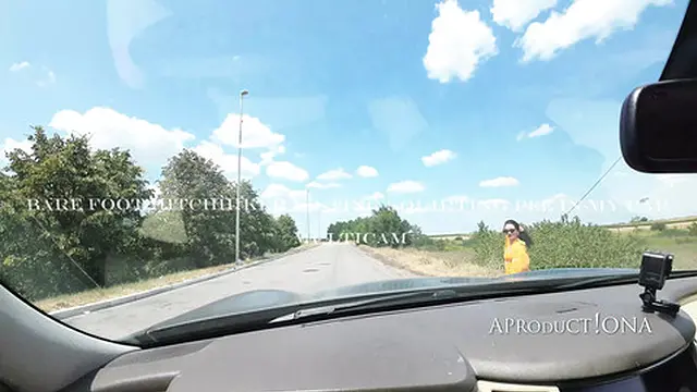 裸足 hitchhiker 在我的车里射精