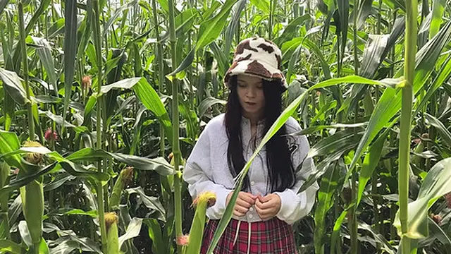 Security guard finds sexy thief in cornfield and rewards her with a blow job on the spot