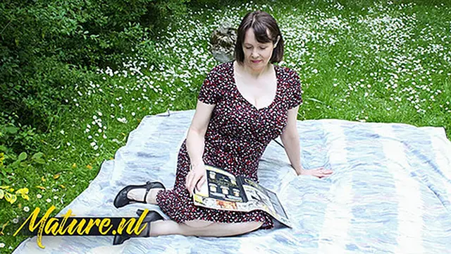 Beautiful Natural Tits Housewife Tigger Gets Crushed Outside By The Gardener