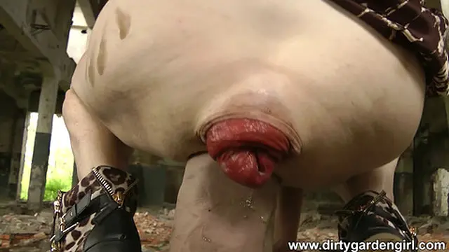 Dirty gardengirl gets big dildo fuck and anal👌 fun in old factory