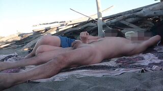 Wife's公开Handjob in Front of Strangers on Beach with Big Dick🌭 - MissCreamy Gets Cum