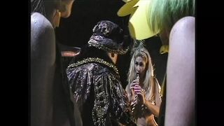Old School淫乱盛宴：Hot金发女郎野外被干，口射高潮