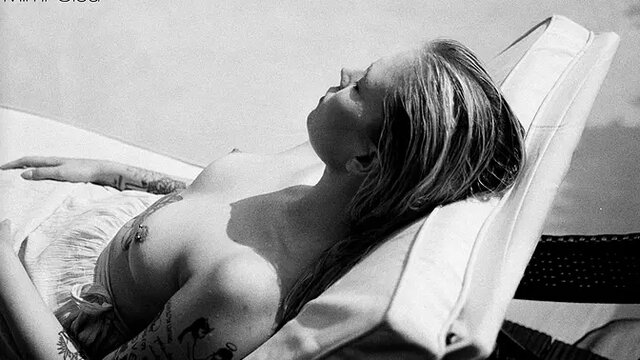 Mimi Cica seduces with small boobs in pool