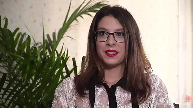 Zenda Busty: Embarrassing Walk