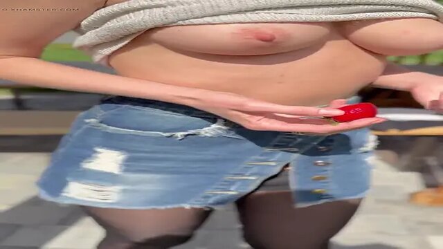 Naked beauty walks skinnily and shows off her perfect body