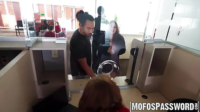 Marina Vaylor strokes her slit then rides a thick cock🍆 in the vault