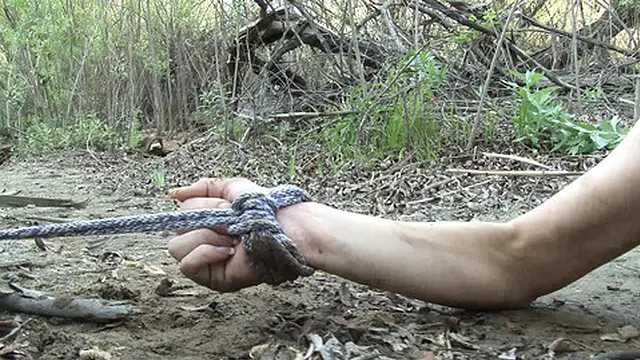 Cindy nackt und gefesselt im freien wacht