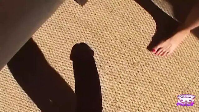 American beauty gives fantastic outdoor blowjob by the pool