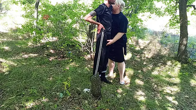 Stranger performs a bold blowjob in the open park