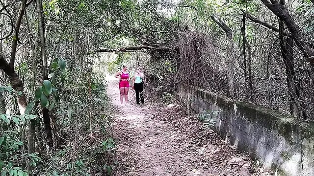 Girlfriend surprises by giving blowjob on trail