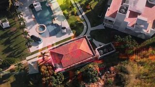 These girls can't hold out and hide in the parking lot to have lesbian sex GGmansion