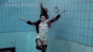 Naughty😈 nymphet Salaka Ribkina flaunts bare booty in the splash zone